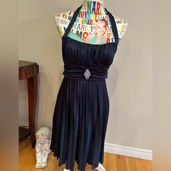 Gorgeous blue halter dress. Size XS. Pleated bottom and tie back by Speechless. - Picture 2 of 5